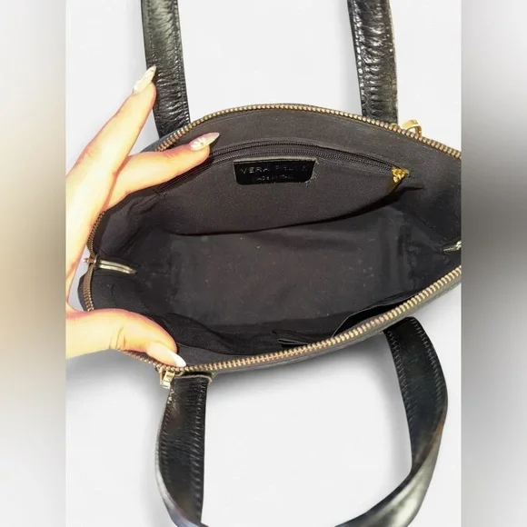 Vera Pelle Black 100% leather cross body bag with gold hardware and zip closure - Picture 8 of 8